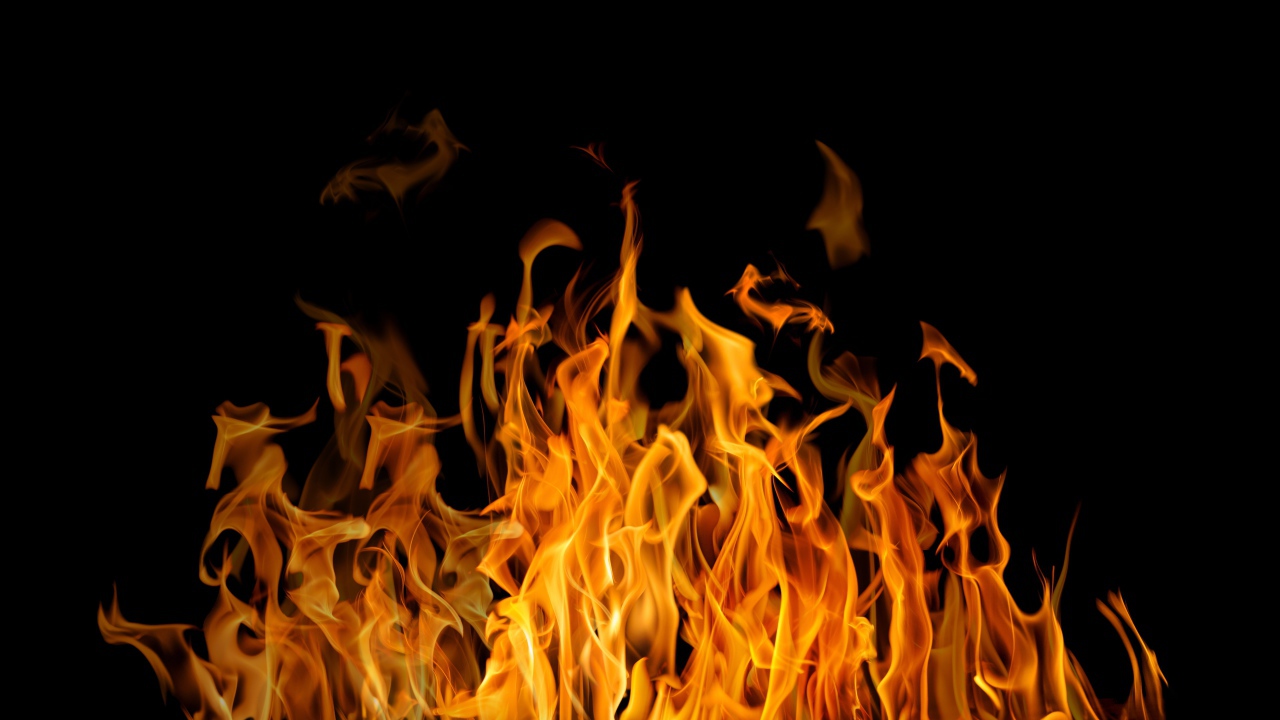 Красивый желтый огонь на черном фоне