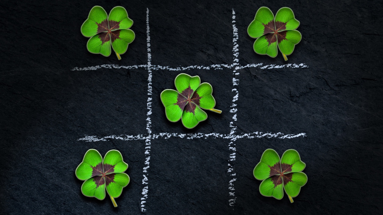 Игра крестики нолики с листьями клевера 