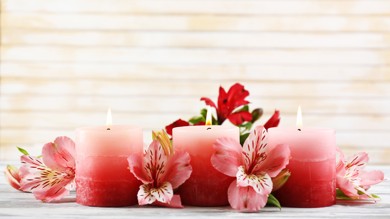 Три розовых свечи с цветами амариллиса