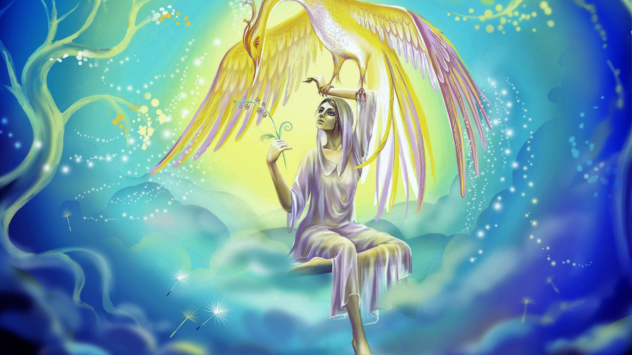 Красивая фантастическая девушка держит на руке птицу феникс