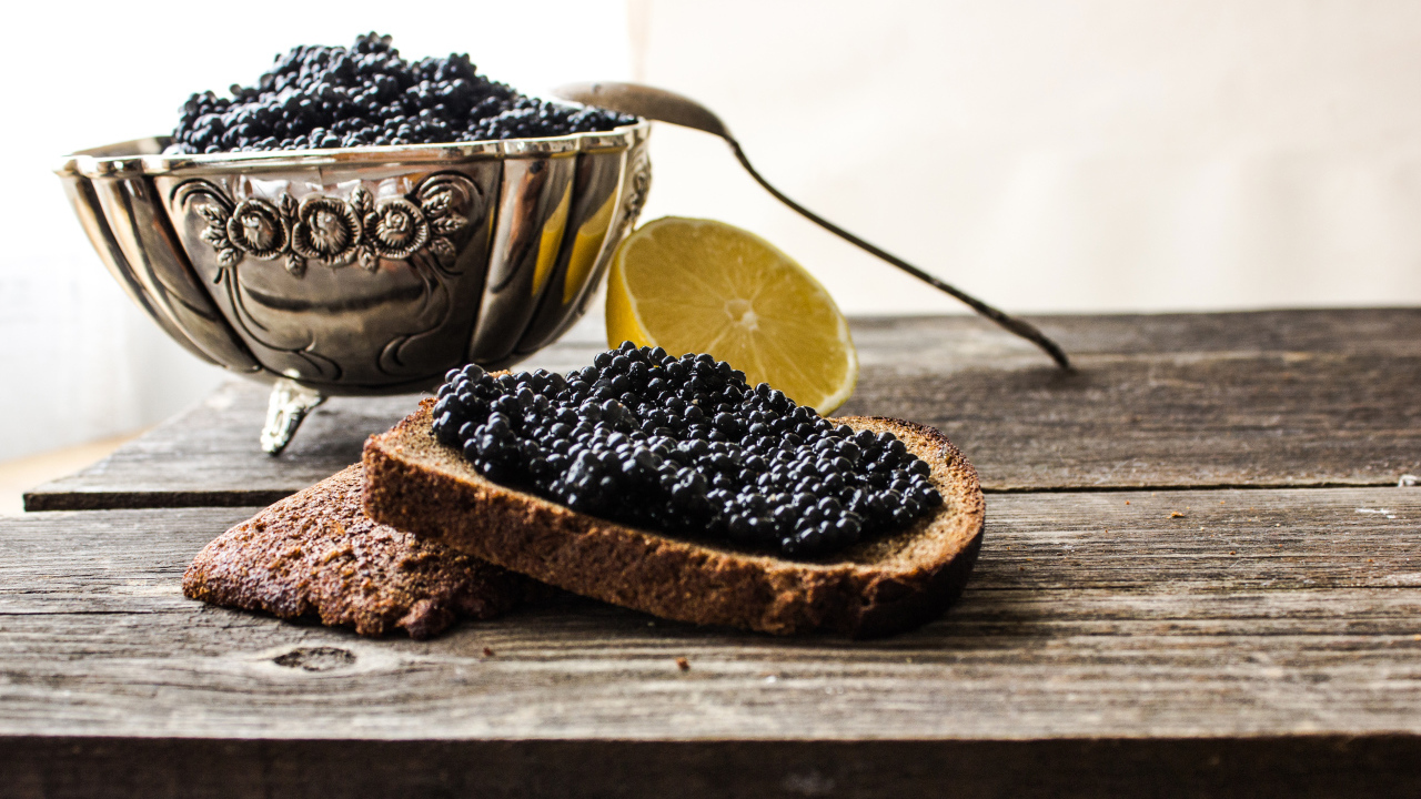Кусочек черного хлеба с черной икрой 