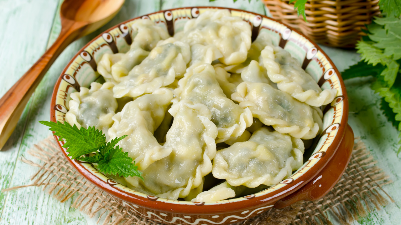 Аппетитные вареники на тарелке с ложкой 