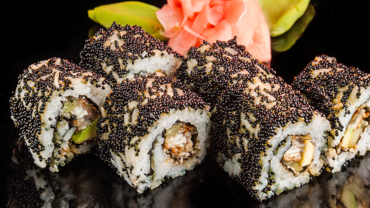 Аппетитные роллы с черной икрой 