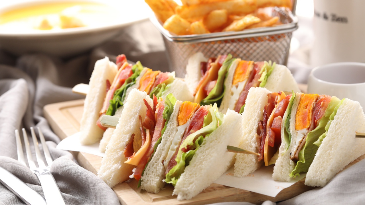 Аппетитные сэндвичи к завтраку на столе 