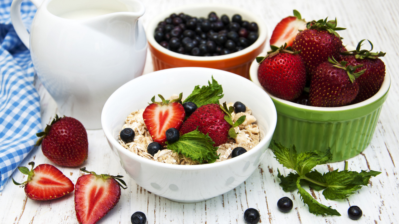 Ягоды клубники и черники на завтрак с овсяными хлопьями