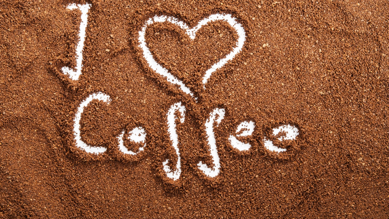 Черный молотый кофе с надписью Я люблю кофе