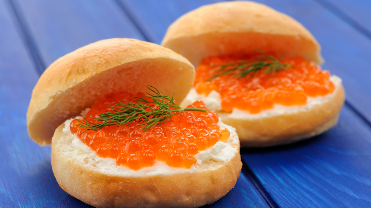 Булочки с красной икрой и сыром 