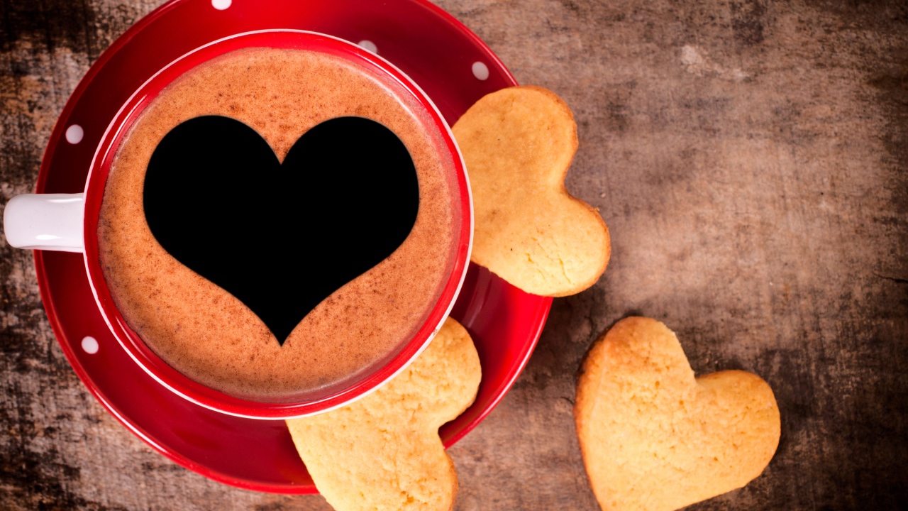 Кофе в красной чашке с печеньем 