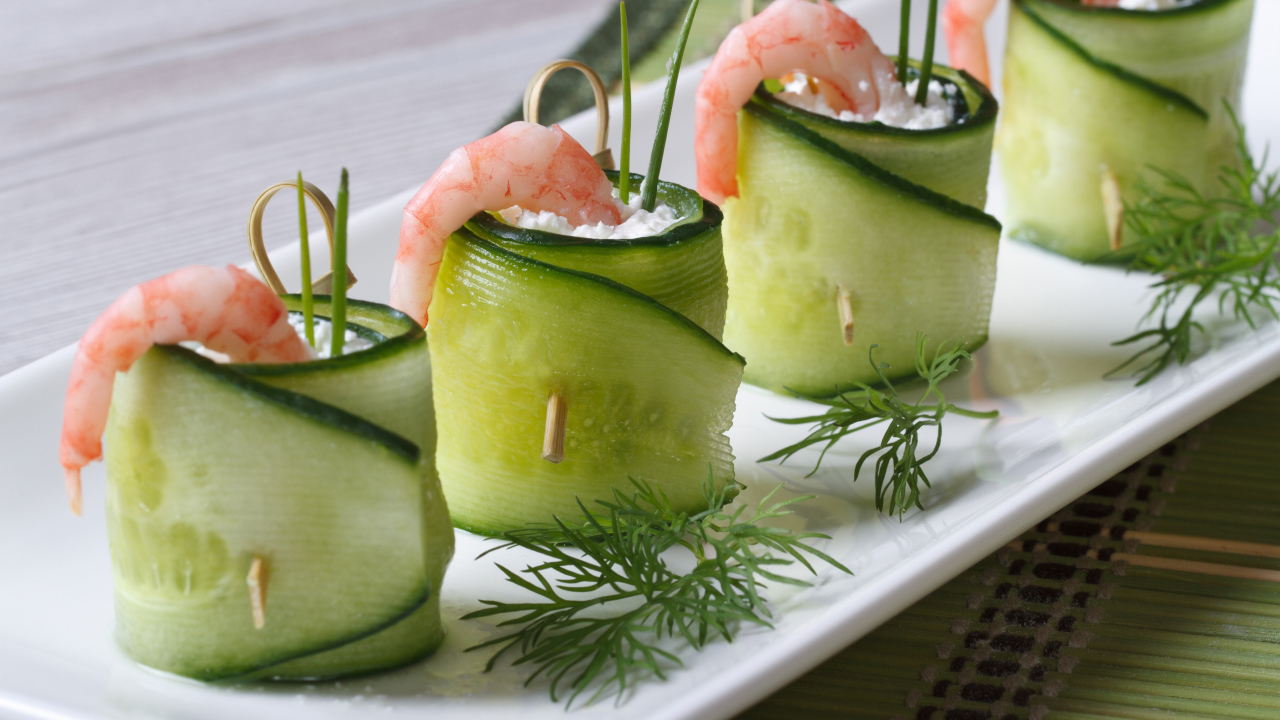 Роллы из огурца с креветками и зеленью 