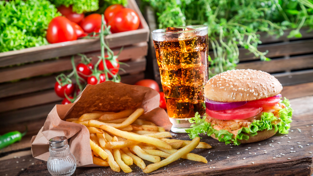 Картофель фри, пиво и сэндвич на столе 