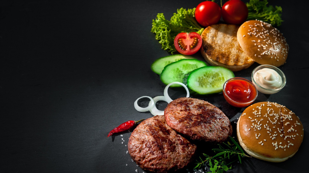 Свежие продукты для гамбургера на сером фоне