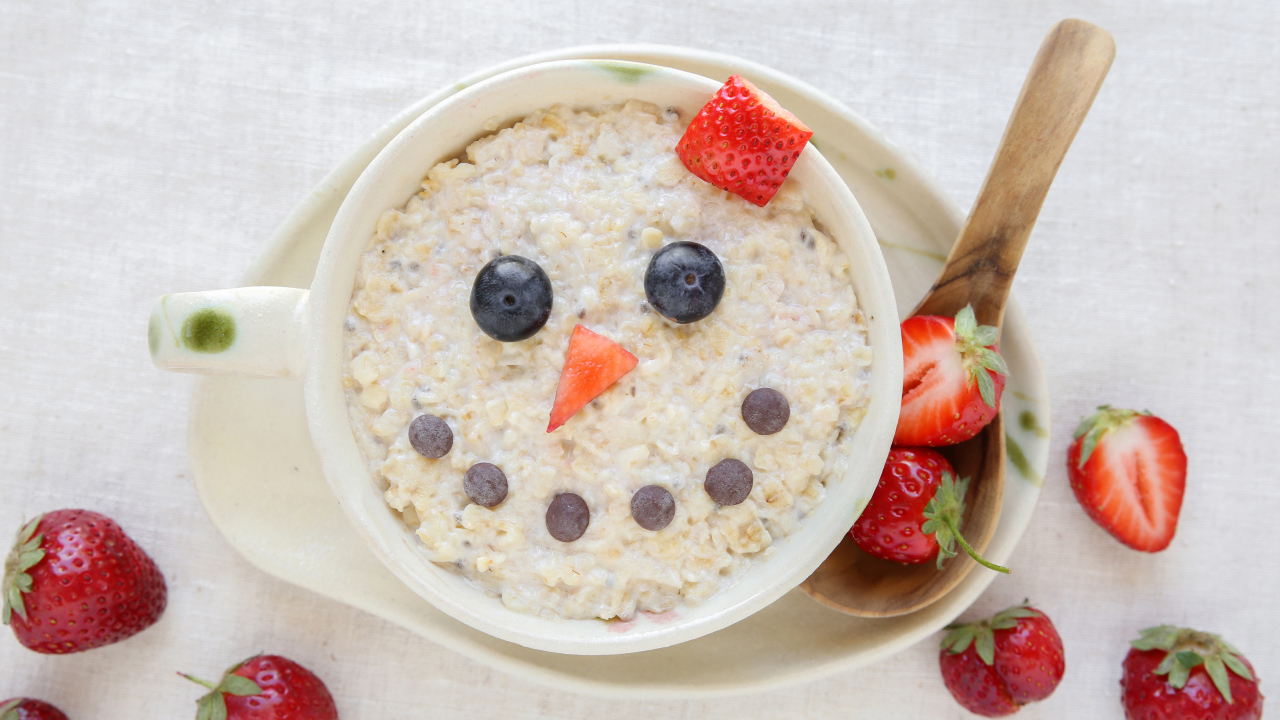 Забавный завтрак из каши с ягодами 