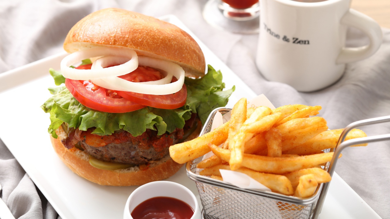 Гамбургер с картошкой фри и соусом 