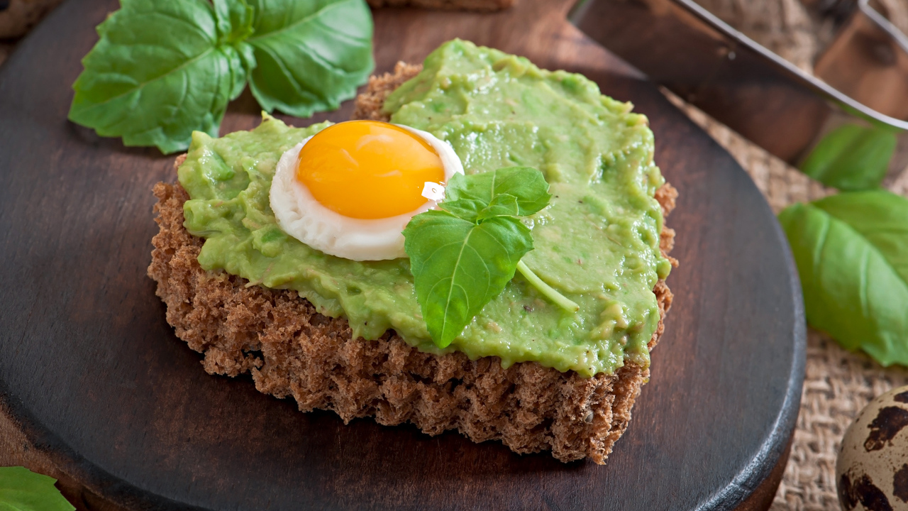 Сердце из хлеба с зеленым соусом и глазуньей