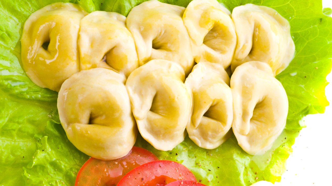 Горячие пельмени с овощами крупным планом 