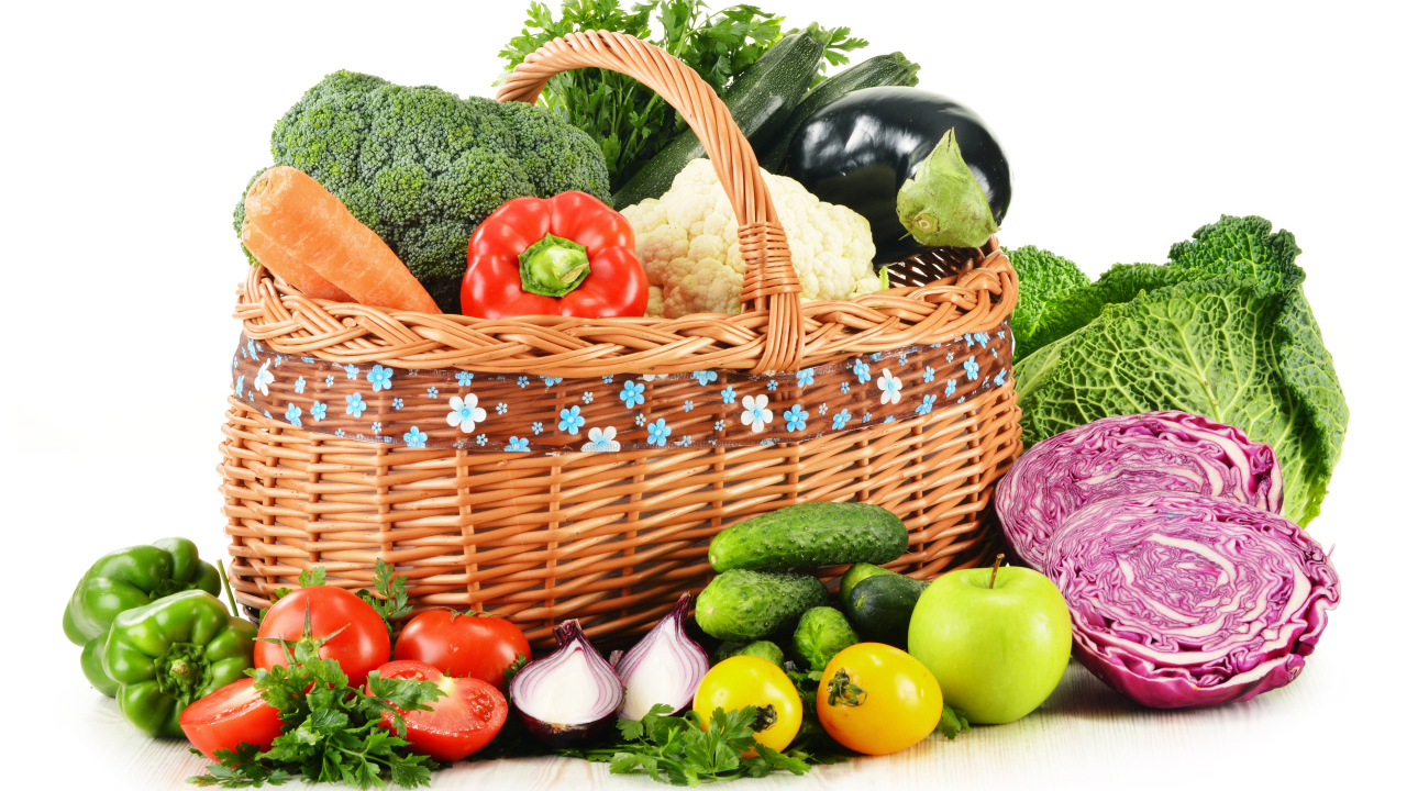 Большая корзина овощей на белом фоне