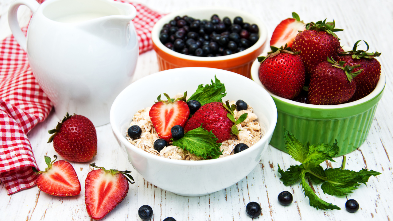 Овсяные хлопья и свежая клубника на завтрак 