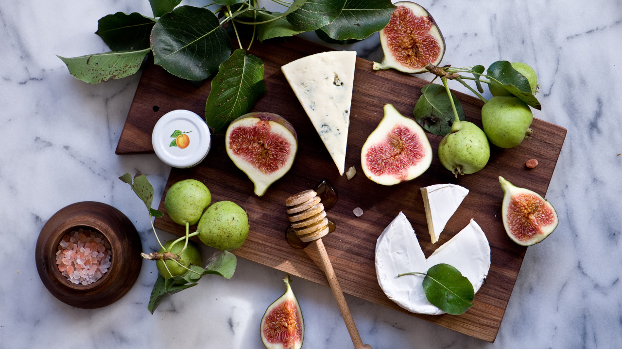 Груши с инжиром и сыром на разделочной доске