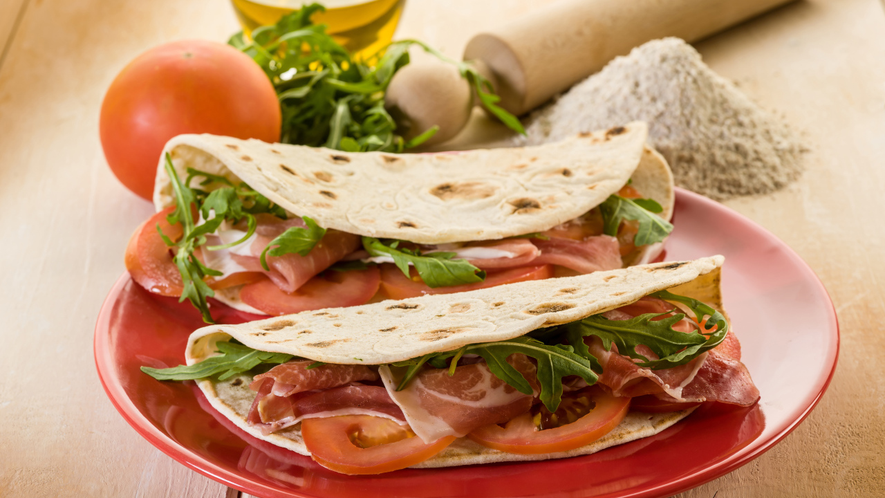 Бутерброд в лаваше с помидорами и беконом