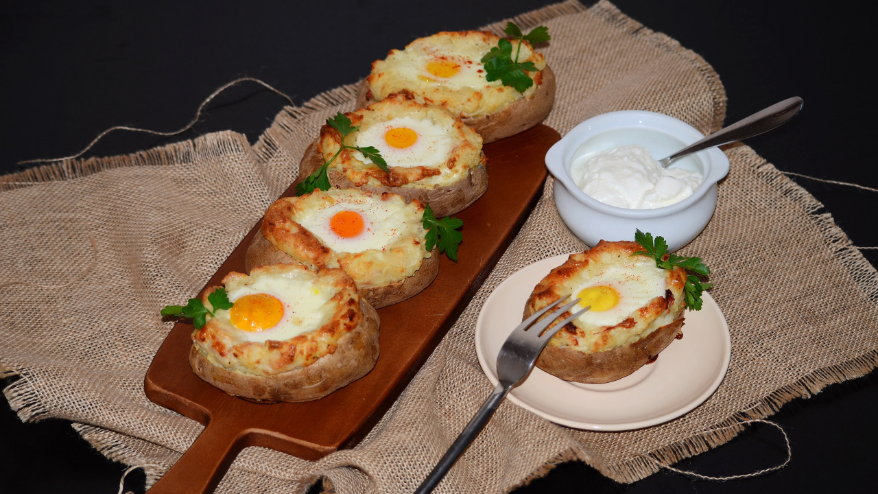 Бутерброды с яичницей на разделочной доске к завтраку