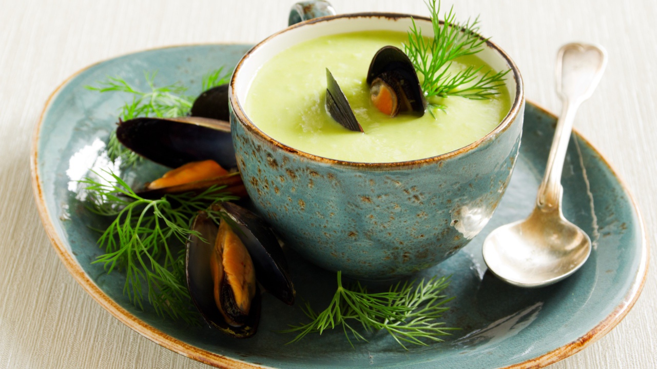 Суп из мидий в суповой чашке 