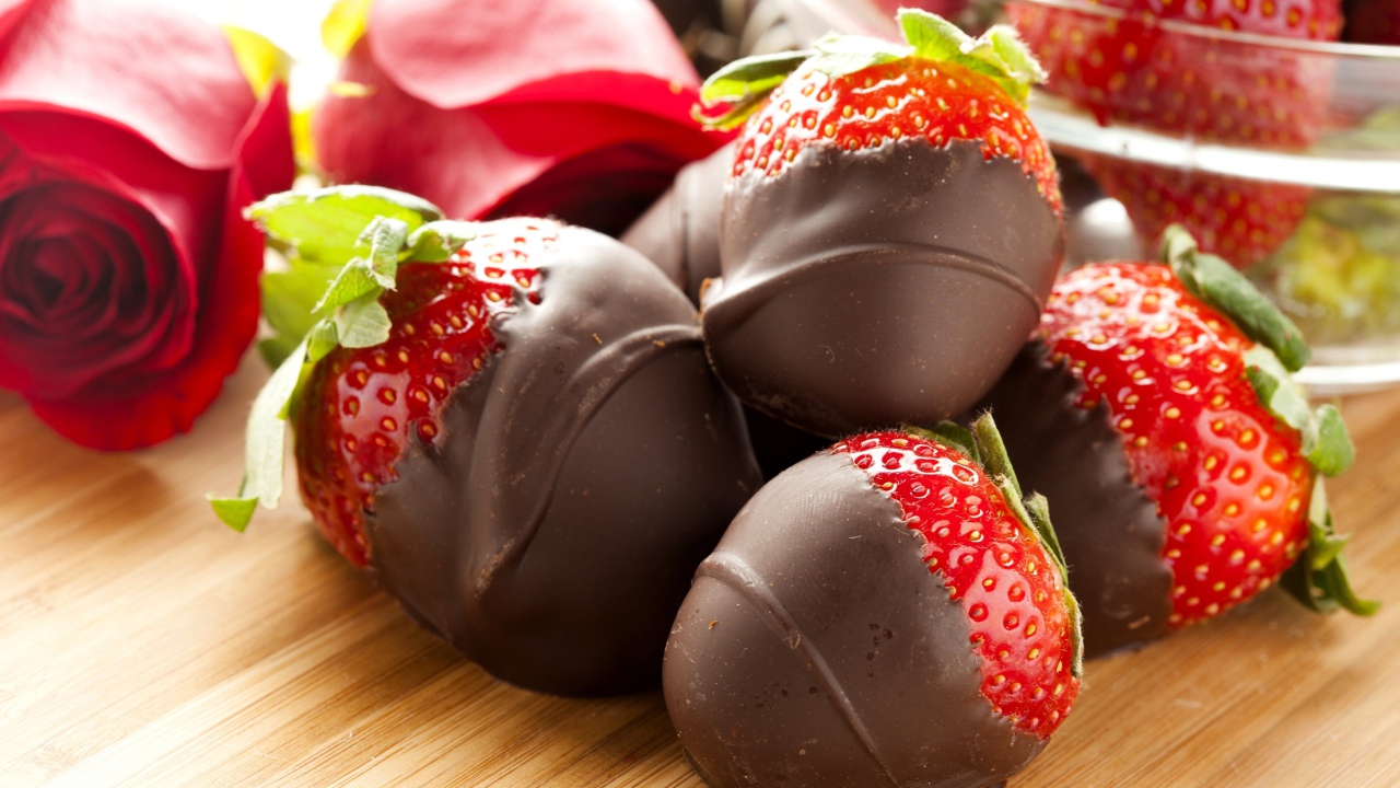 Аппетитная спелая клубника в шоколаде 