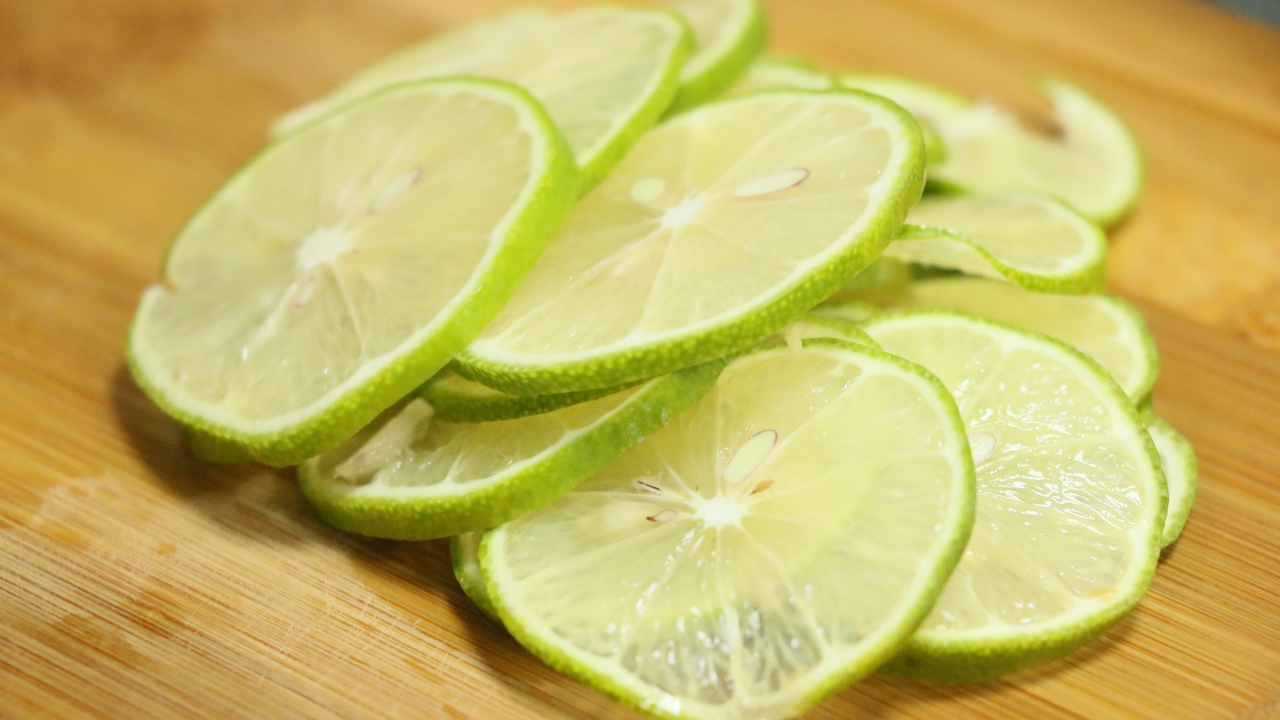 Тонко нарезанные кусочки лайма 