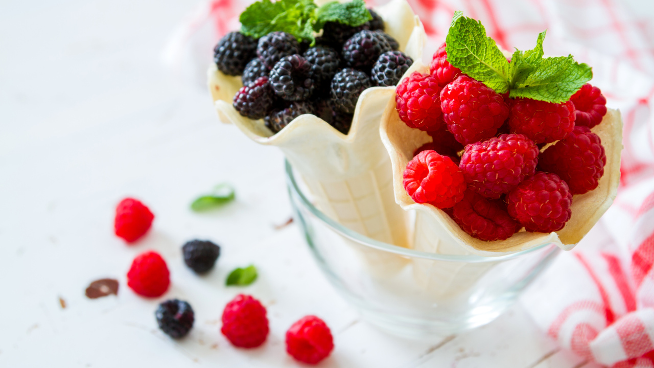 Свежие ягоды малины и ежевики в вафельных стаканчиках