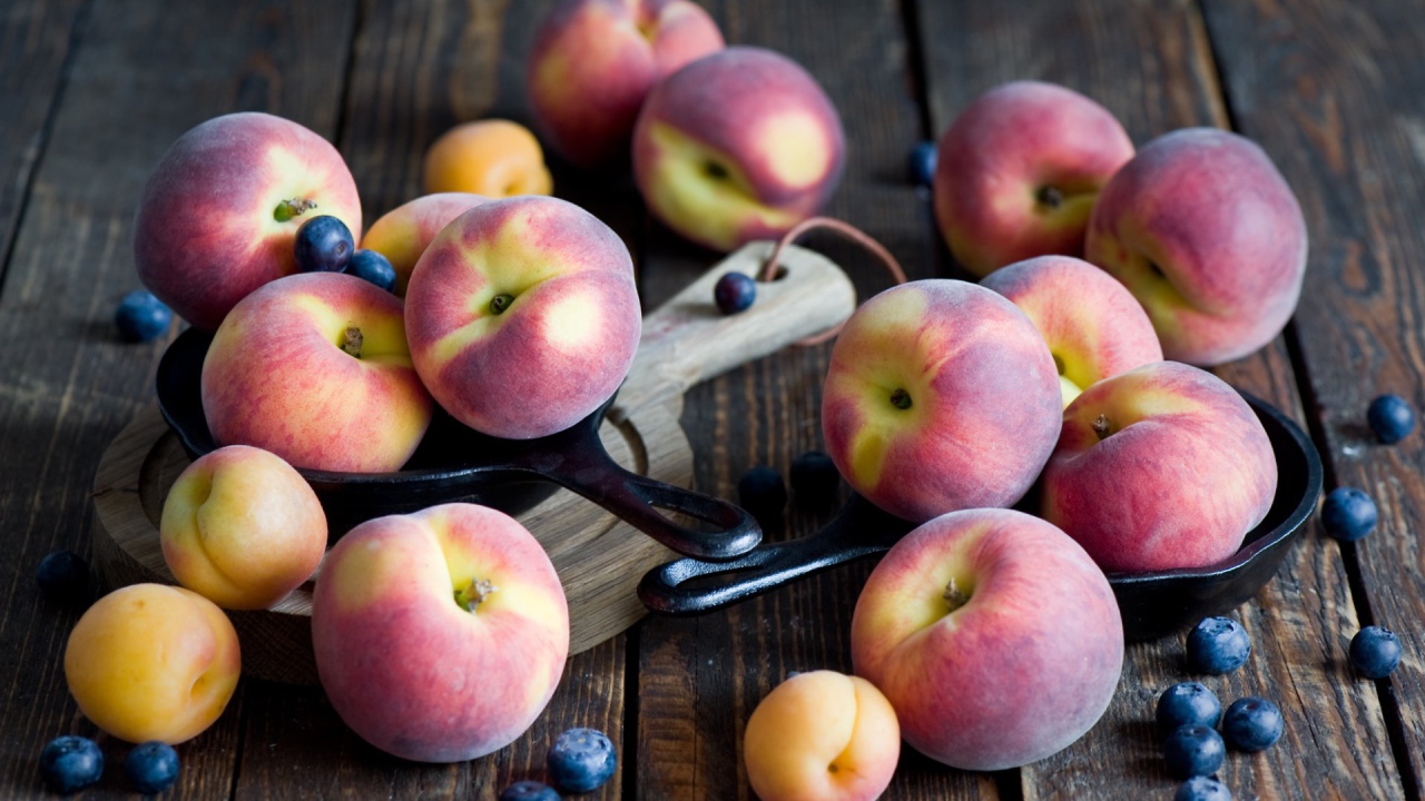 Сочные свежие персики, абрикосы и черника на столе