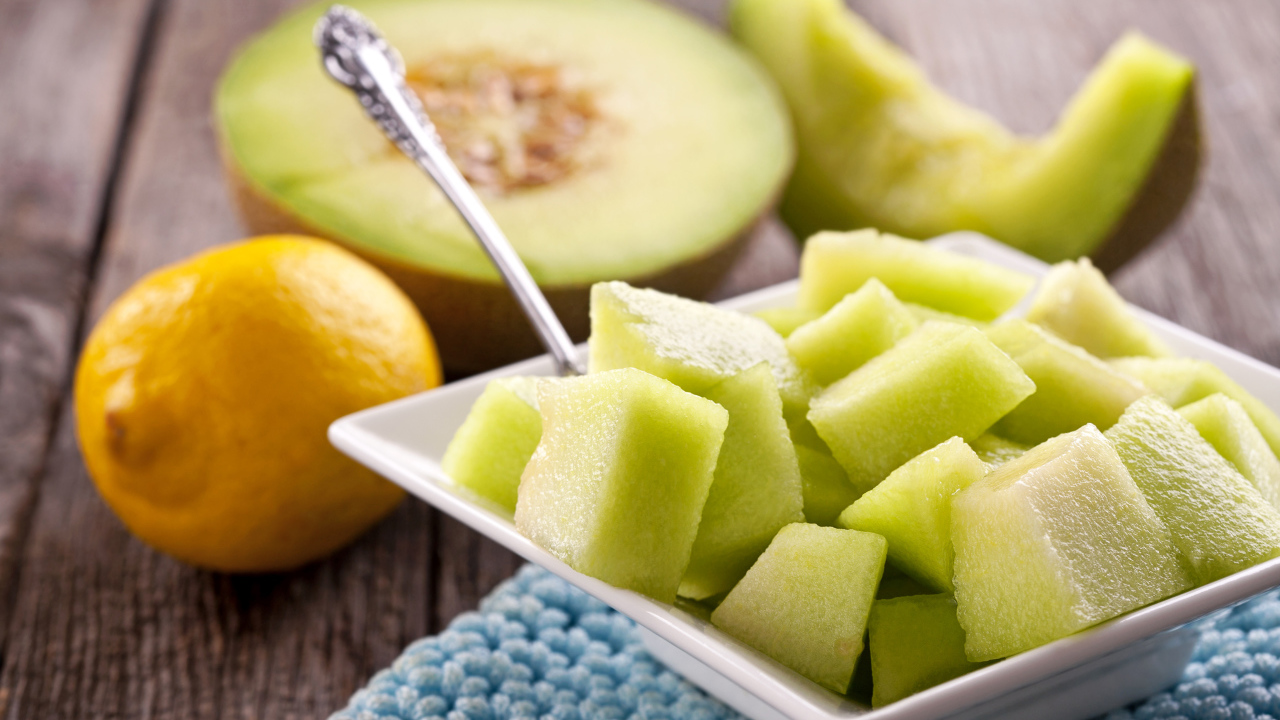 Кусочки дыни в тарелке 