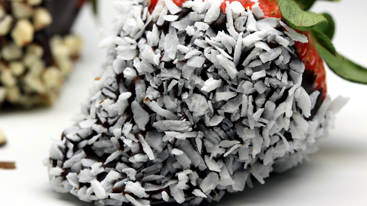 Клубника в шоколаде и кокосовой стружке