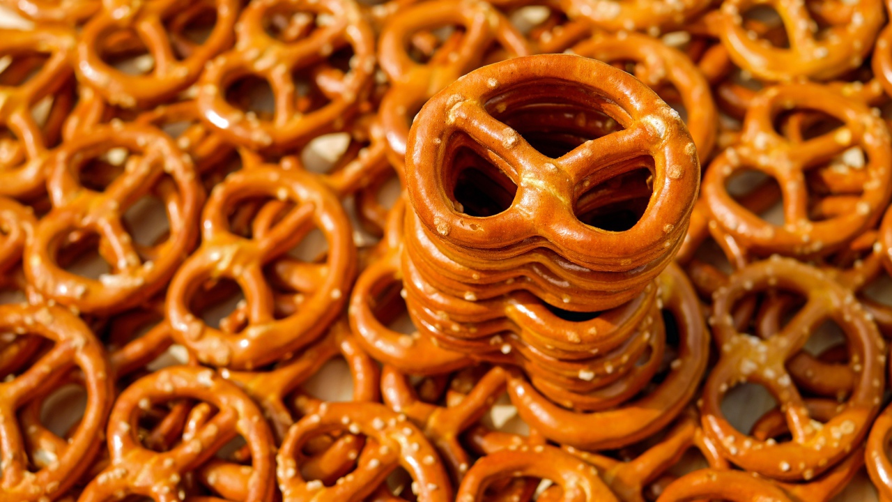 Запеченное аппетитное печенье крендельки