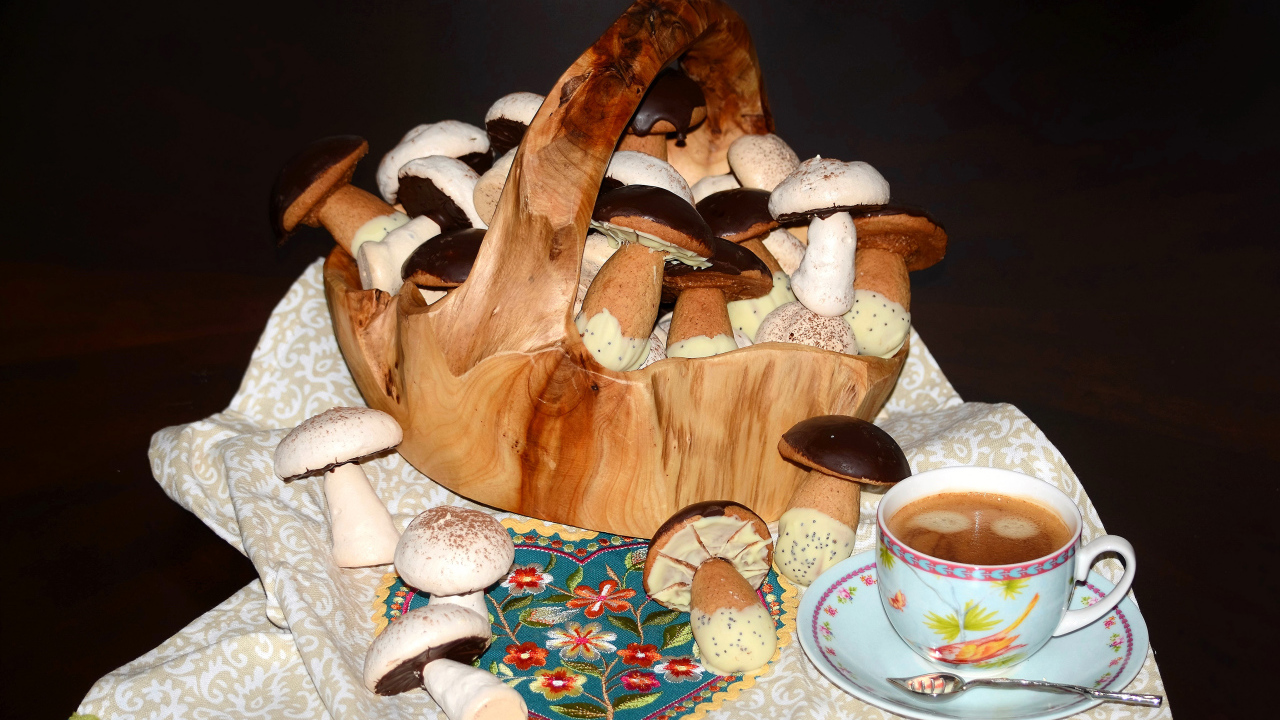 Печенье грибы в корзине с кофе на столе