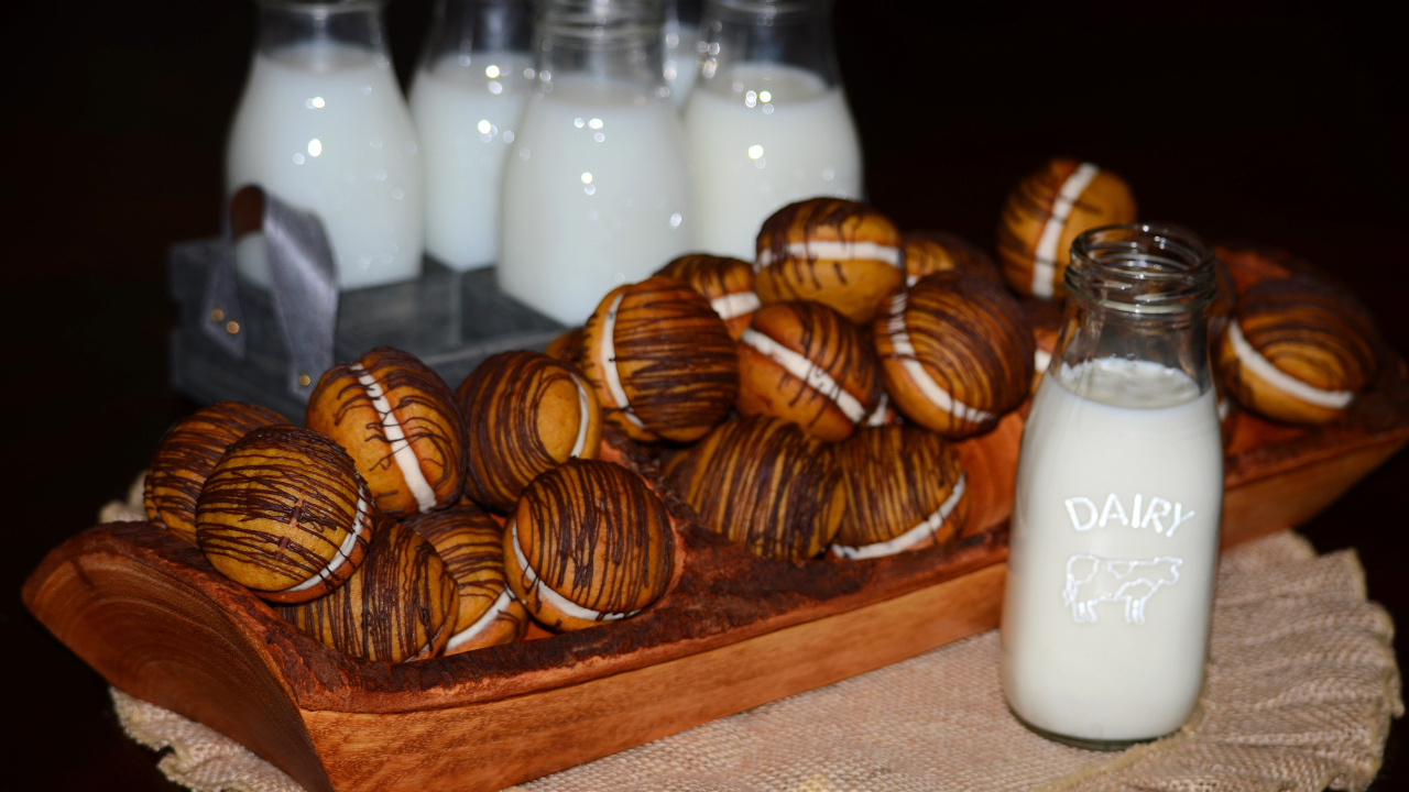 Вкусное круглое печенье с молоком 