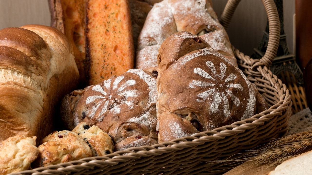 Свежие хлебобулочные изделия в плетеной корзине