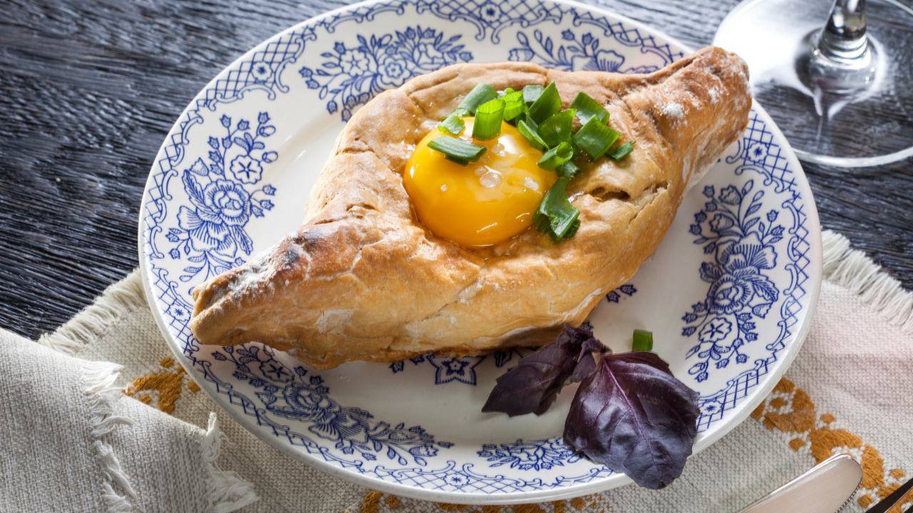 Свежевыпеченный хачапури с яичным желтком 