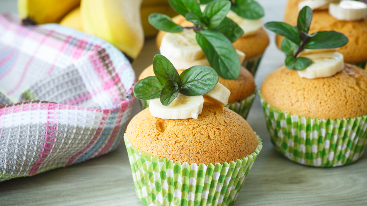 Маффины с бананами и листьями мяты