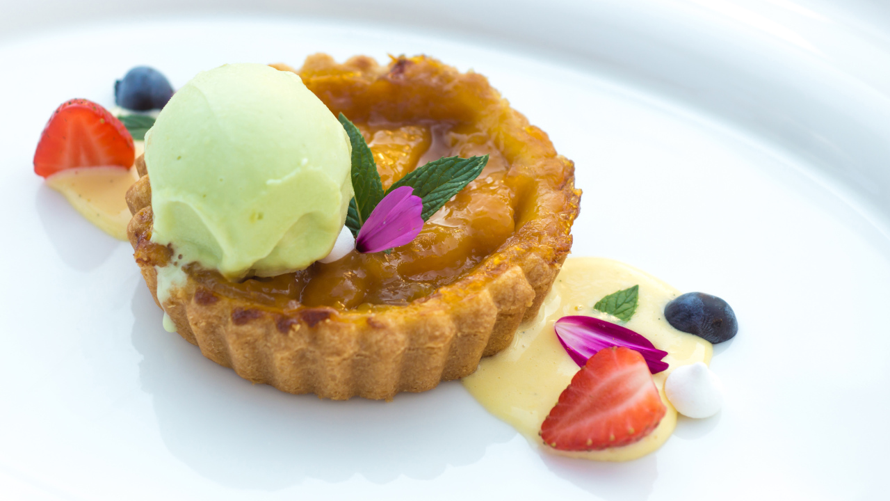 Сладкая выпечка с мороженым и джемом