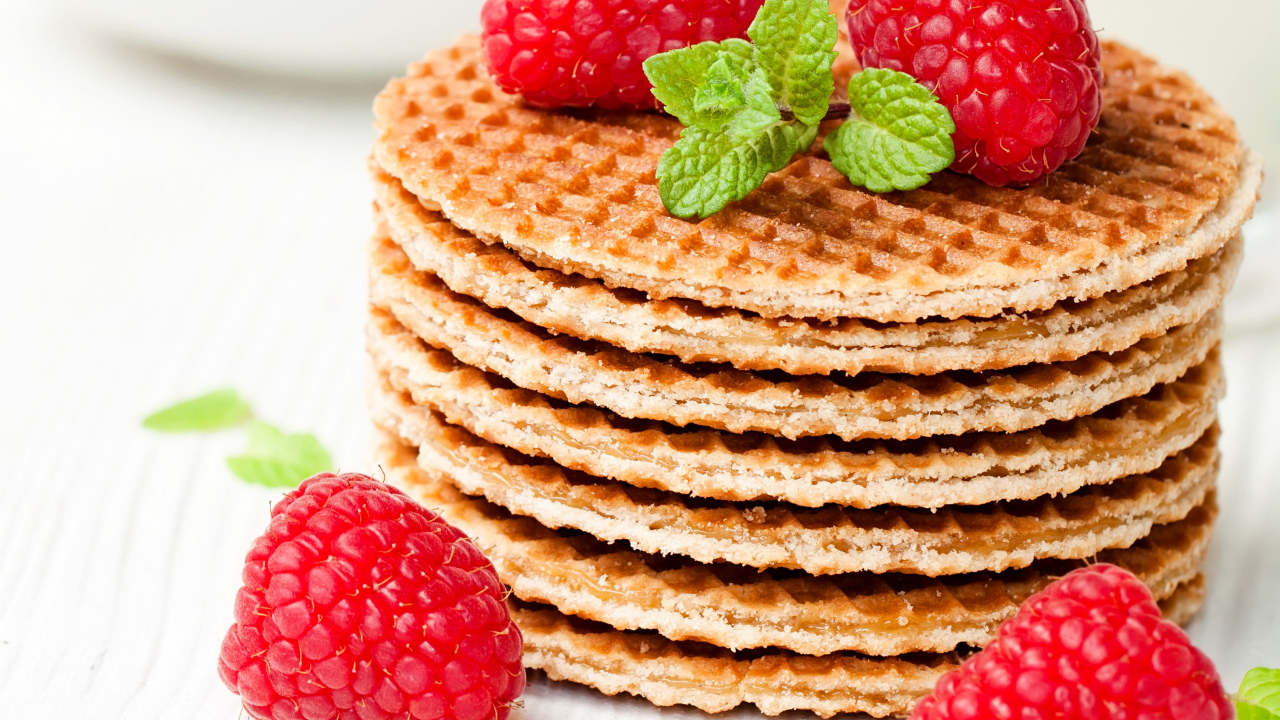 Сладкие вафли со свежей малиной