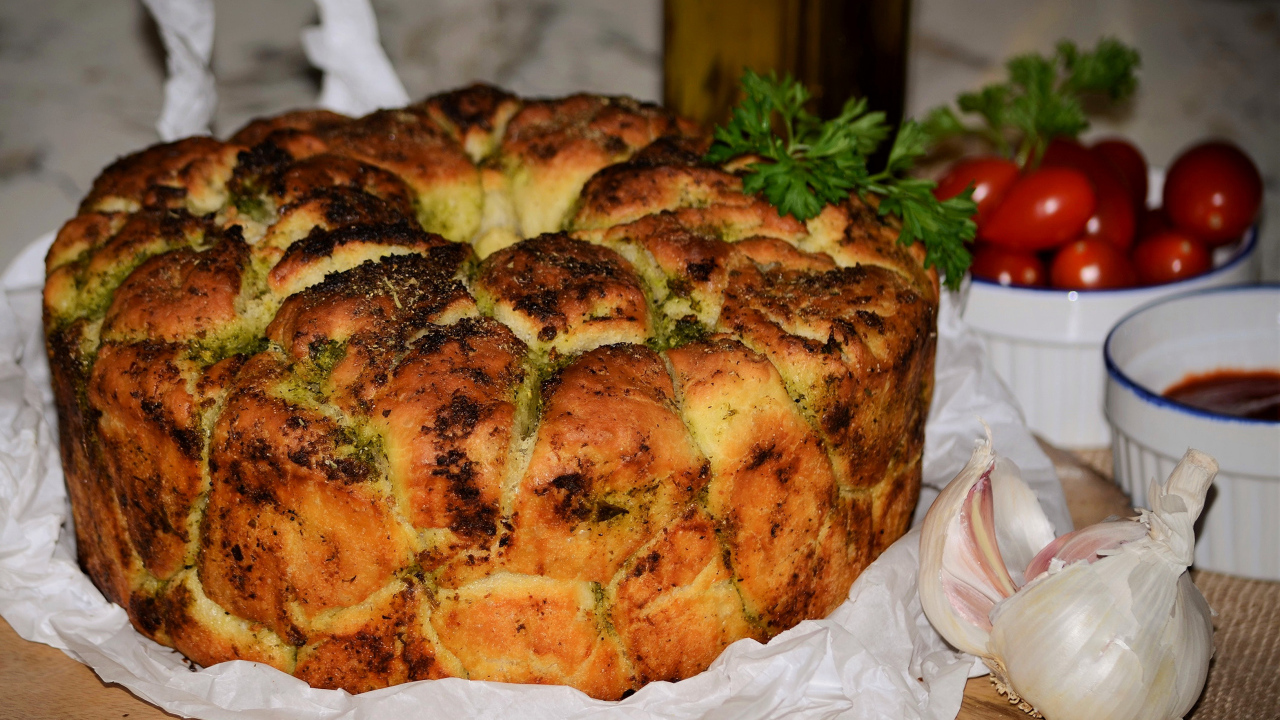 Несладкий пирог с зеленью и чесноком