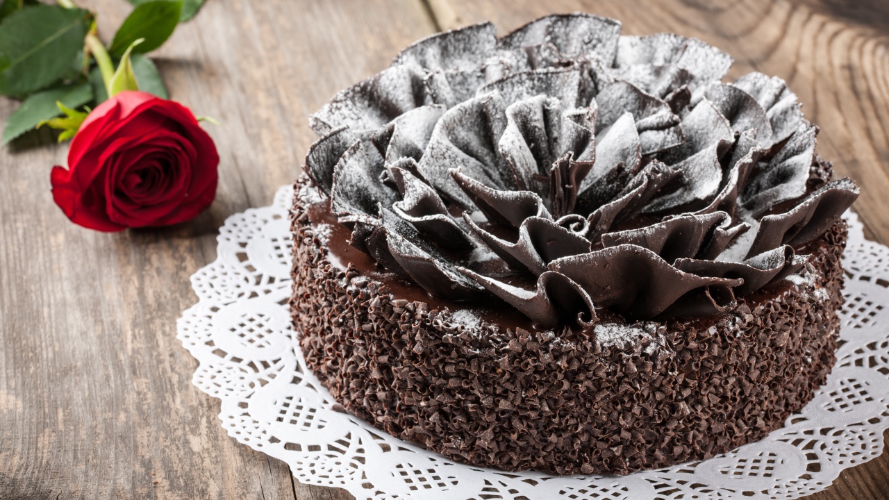 Красивый торт с цветком из шоколада и красной розой на праздник