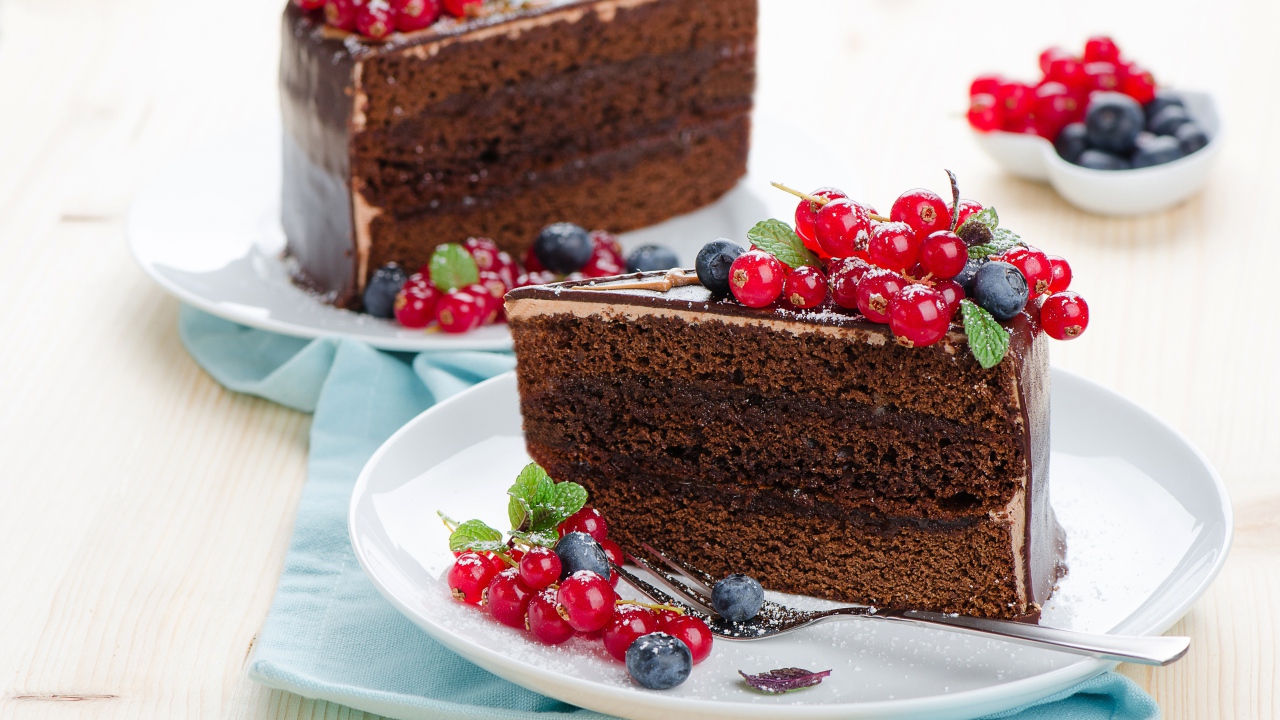 Праздничный шоколадный торт с красной смородиной и черникой