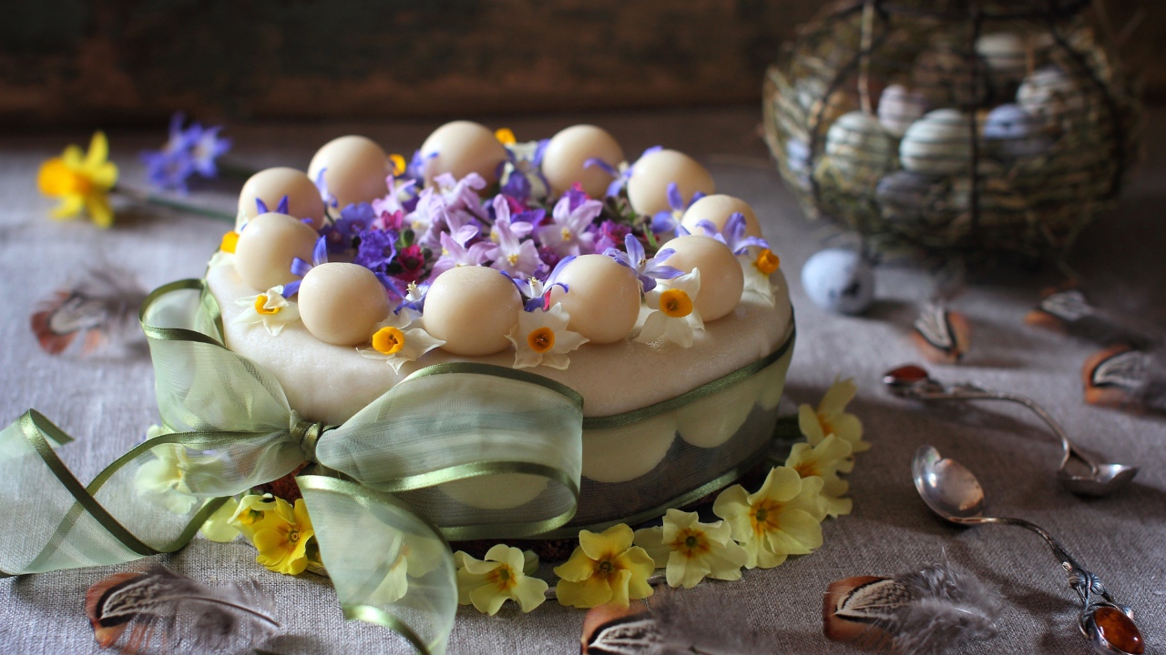 Аппетитный торт с большим бантом и цветами