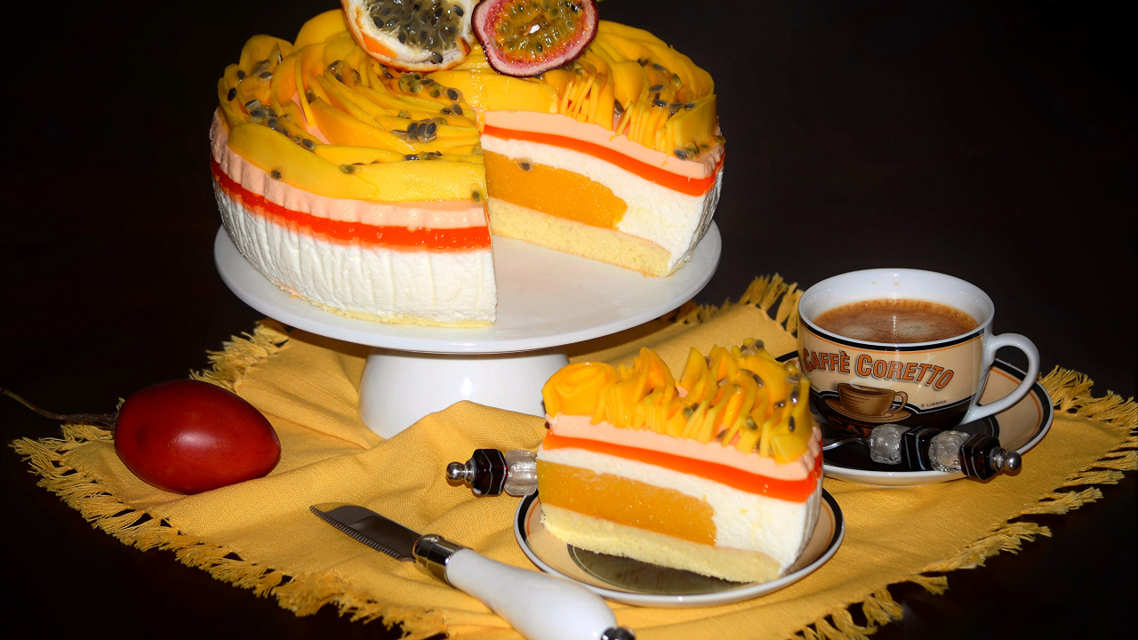Аппетитный торт с чашкой кофе на черном фоне