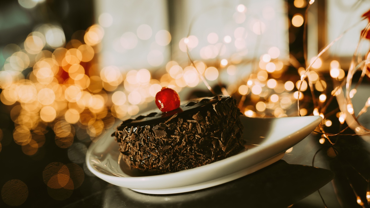 Аппетитное пирожное с шоколадом и вишней