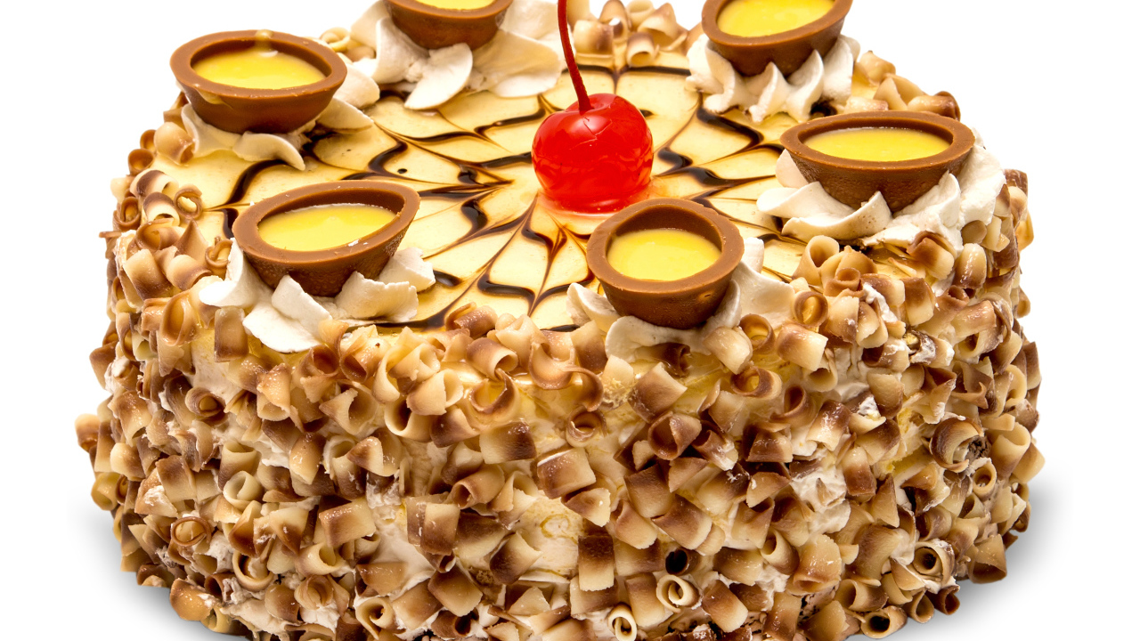 Аппетитный торт с шоколадом и вишней на белом фоне  