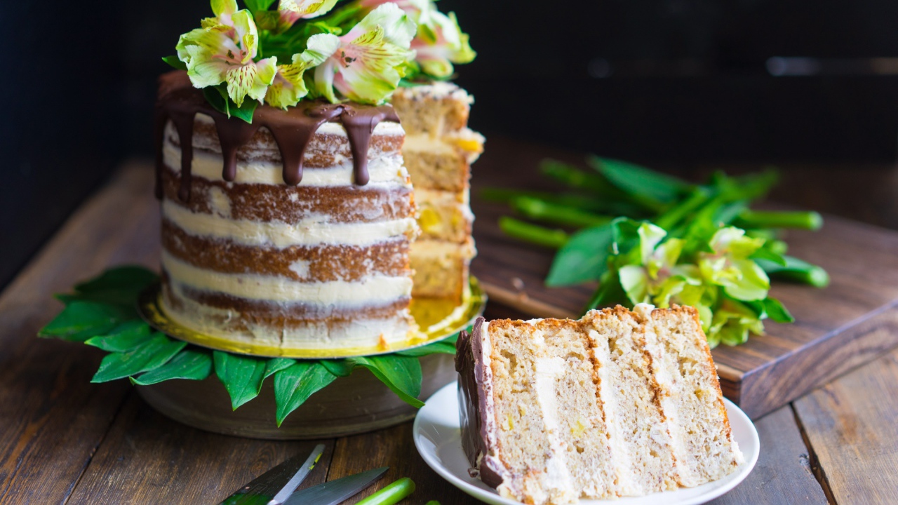 Аппетитный торт с кремом и свежими цветами 