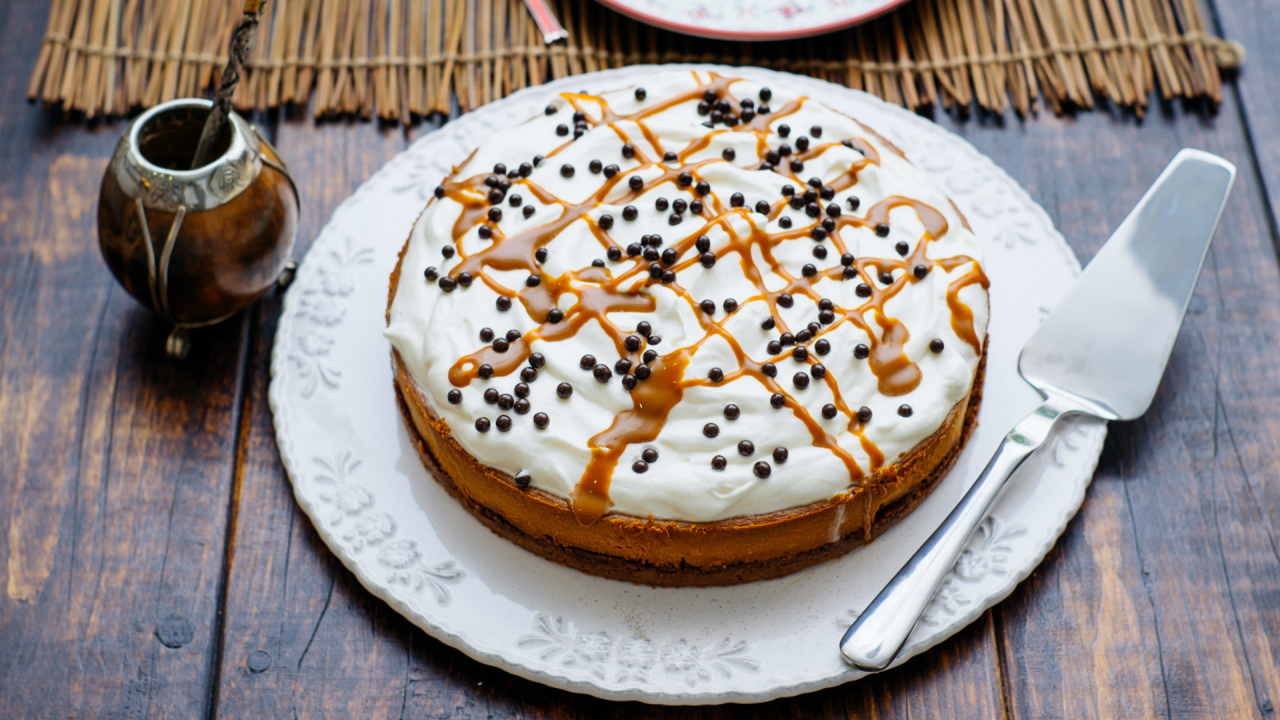 Аппетитный пирог со сливками на белом блюде