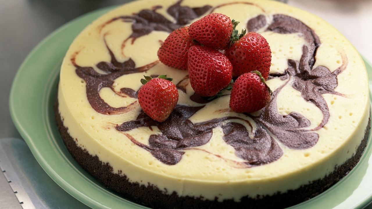 Аппетитный торт со свежими ягодами клубники