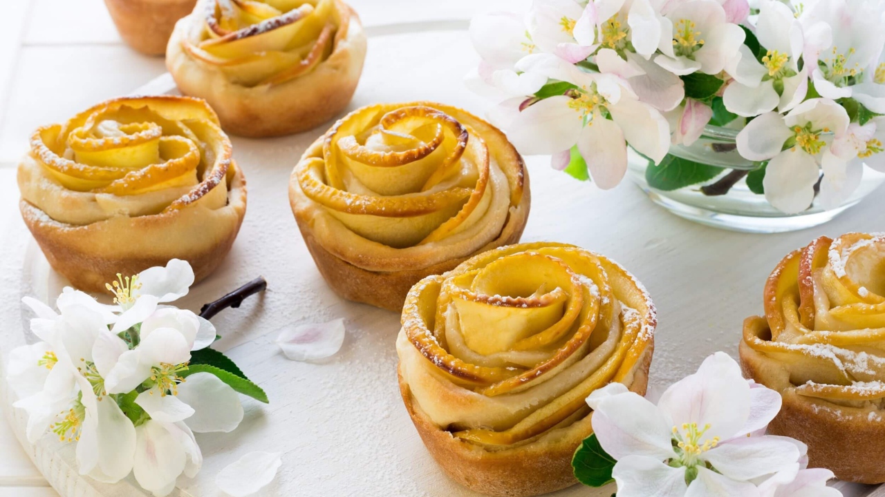 Аппетитные пирожные розочки с яблоками